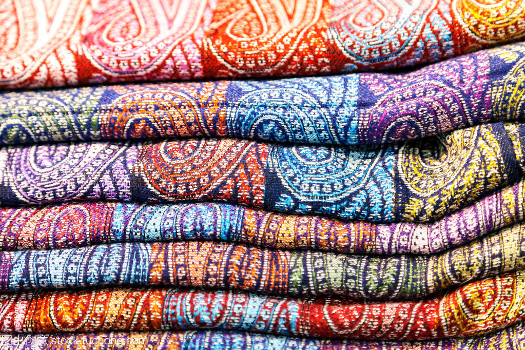 印度傳統(tǒng)披肩 彩繪針織的瑰麗傳奇